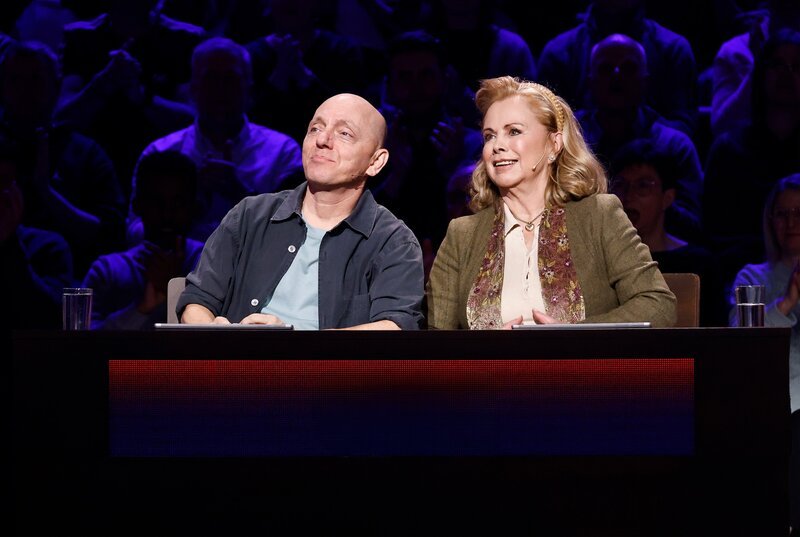 Rateteam-Kapitän Bernhard Hoëcker (l.) und die niederländische Moderatorin Marijke Amado (r.). – Bild: ARD/​NDR/​UFA SHOW & FACTUAL/​Morris Mac Matzen