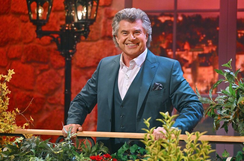 Moderator und Sänger Andy Borg begrüßt Stars aus der Schlagerwelt und lädt die Zuschauer:innen des SWR zu einem geselligen Musikabend. – Bild: SWR/​Kerstin Joensson
