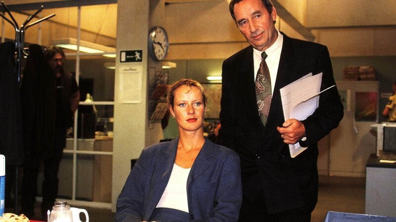 Die beiden Staatsanwälte Charlotte Glaser (Britta Schmeling) und Gerhart Lotze (Henry van Lyck) beraten sich in ihrem aktuellen Fall. – Bild: MG RTL D
