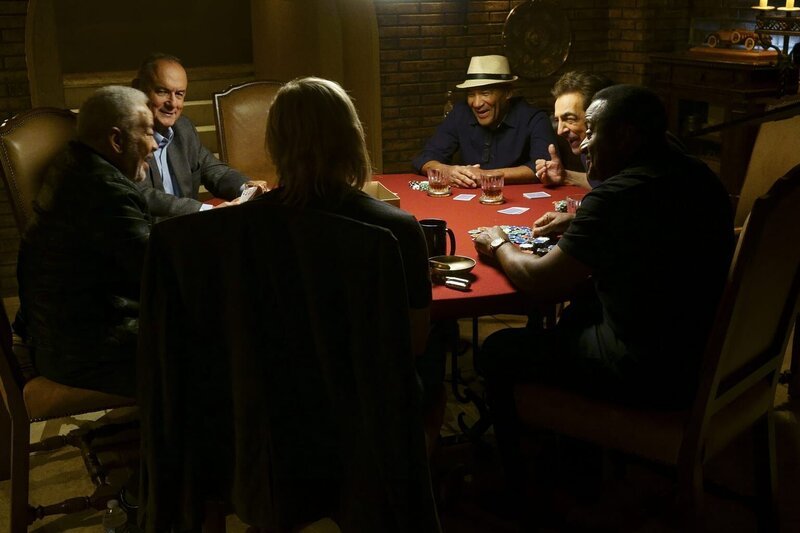 L-R: Nachdem das Team einen neuen Fall untersucht hat, wartet ein Männer-Pokerabend auf einen Teil davon: Bill Withers (Bill Withers), Smokey (Derron „Smokey“ Edington), Joe Walsh (Joe Walsh), Ron Coleman (Ron Coleman), Rossi (Joe Mantegna) und Willie J. Williams (Willie J. Williams) – Bild: ABC Studios