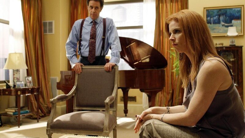 Captain Danny Ross (Eric Bogosian) will wissen, ob Sandra Dunbar (Sarah Rafferty), eine wichtige Sponsorin einer Literaturzeitschrift, etwas mit dem Mord an der Lebensgefährtin eines Schriftstellers zu tun hat. – Bild: MG RTL D /​ USA Network /​ Will Hart