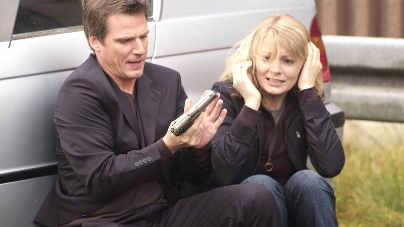 An einer Autobahn retten Tom (Rene Steinke) und sein Kollege eine verwirrte Frau (Martina Hill), die offenbar ihr Gedächtnis verloren hat und unter Schock steht. Plötzlich wird der Dienstwagen beschossen, offenbar haben es die Täter auf die Frau abgesehen … – Bild: MG RTL D /​ Guido Engels