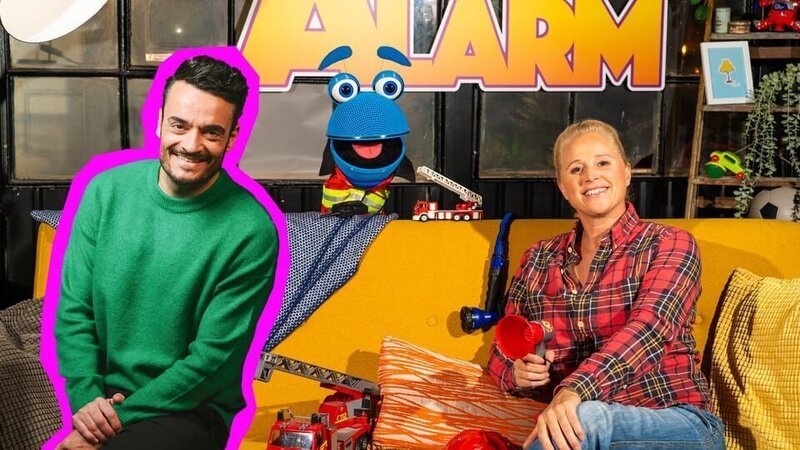 Das SingDing träumt davon, Feuerwehrmann zu werden. Aber wie? „Grisu – der kleine Drache“ und Giovanni Zarella zeigen Singa und dem SingDing wie es geht. – Bild: ZDF/​Tim Bornemann