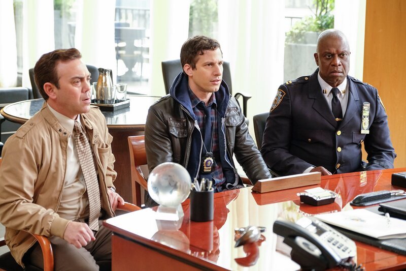 (v.l.n.r.) Charles Boyle (Joe Lo Truglio); Jake Peralta (Andy Samberg); Captain Ray Holt (André Braugher) – Bild: 2019 UNIVERSAL TELEVISION LLC. All rights reserved. /​ John P. Fleenor Lizenzbild frei