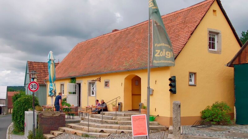 Früher gab es in der gesamten nördlichen Oberpfalz, wie hier in Falkenberg, hunderte Zoiglstuben. – Bild: BR/​Benedikt Preisinger