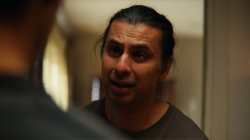 Für Payam (Assad Siddique) wird es immer schwieriger, an seinem Sohn Elias heranzukommen. – Bild: ZDF und Fahil Anweri