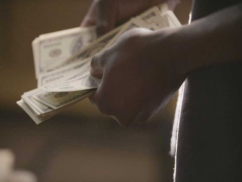 Person mit Geld in der Hand – Bild: THE HISTORY CHANNEL /​ A+E Networks