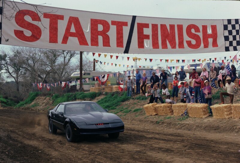 Marco Berio, ein ehemaliger Mitarbeiter von F.L.A.G, nutzt seine Kenntnisse von K.I.T.T. um die CPU des Trans Am außer Kraft zu setzen und ihn gegen seinen Besitzer Michael Knight zu wenden. – Bild: 1983 Universal City Studios, Inc.