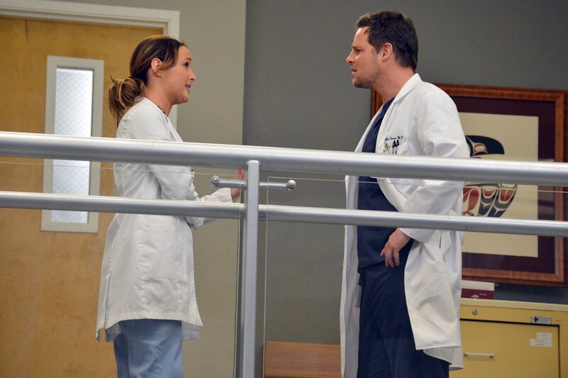 Die Mitarbeiter des Grey Sloan Memorial Hospital sollen künftig keine Beziehungen mehr mit Kollegen haben, was großen Wirbel auslöst. Doch Alex (Justin Chambers, r.) lässt sich davon nicht abhalten und bekommt prompt mit Jo (Camilla Luddington, l.) Ärger … – Bild: American Broadcasting Companies, Inc.