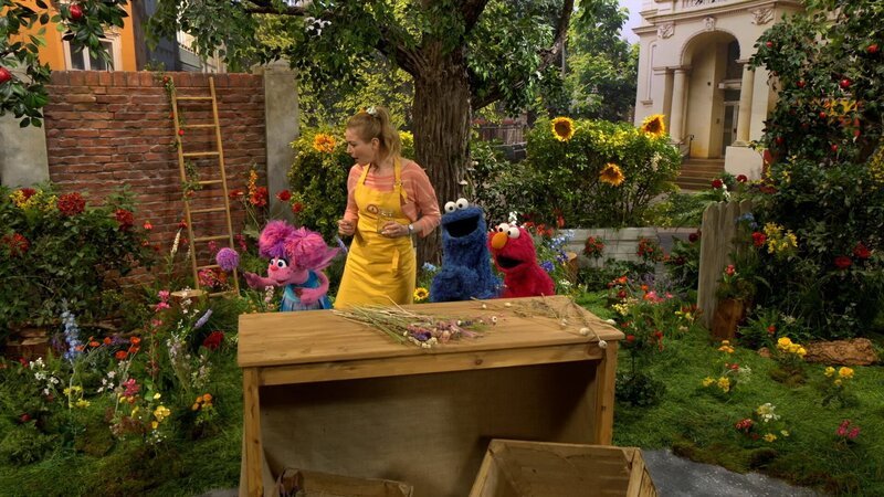 Abby, Julia, Krümel und Elmo (von links) begrünen die Sesamstraße. – Bild: NDR/​Sesame Workshop