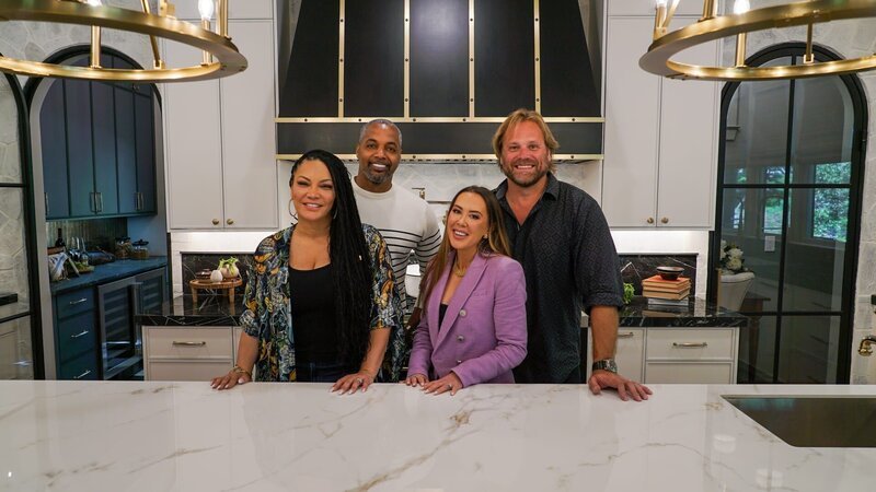 Egypt Sherrod, Mike Jackson, Sloan MacKarvich und Sara MacKarvich posing in the renovated kitchen as seen on Married to Real Estate – Bild: Warner Bros. Discovery, Inc. or its subsidiaries and affiliates