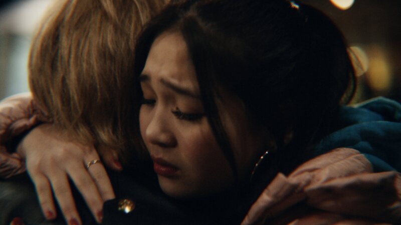 Benjamins und Elias’ Freundin Lina (Victoria Hoang, r.) und Benjamins Mutter Marit (Linn Skåber, l.) versuchen sich gegenseitig Trost zu spenden. – Bild: ZDF und Fahil Anweri