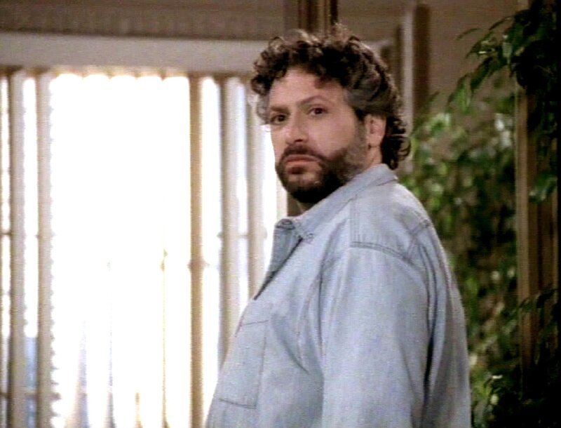 Der Cartoonist Stan Hatter (Harvey Fierstein) hat die Comicserie „Hatterville’ ins Leben gerufen, die bei den Lesern der lokalen Presse großen Anklang findet. – Bild: Sat.1 Gold