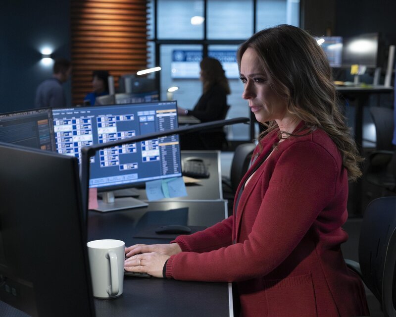 9-1-1: „Disconnected“ – Maddie’s return to work proves to be more triggering than expected, as she may have returned too soon. As Eddie struggles to adapt to his new surroundings, Christopher discovers him in an unfamiliar situation. JENNIFER LOVE HEWITT – Bild: 20th Television