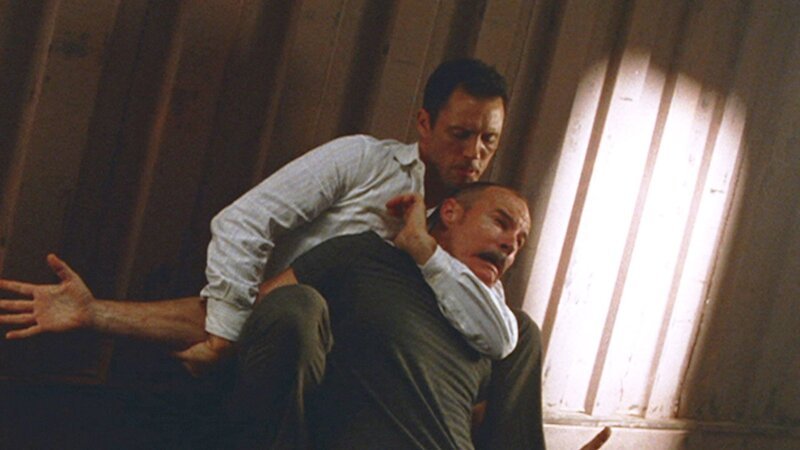 Durch einen geschickten Schachzug macht Michael (Jeffrey Donovan, l.) dem Russen Ivan (Andrew Divoff) weiß, er sei ein Landsmann von ihm. – Bild: RTL NITRO