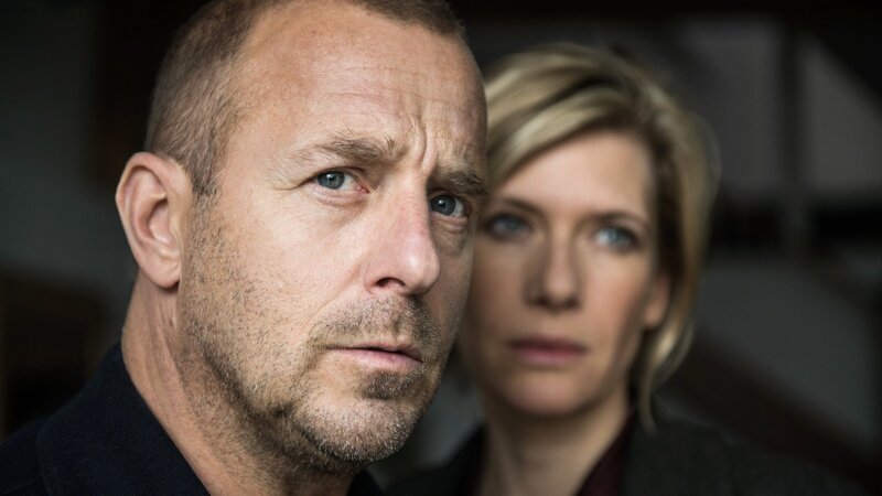 Uli (Heino Ferch) und Nora (Ina Weisse) haben den Schock vom Vorabend noch nicht überwunden. – Bild: ZDF und Marion von der Mehden