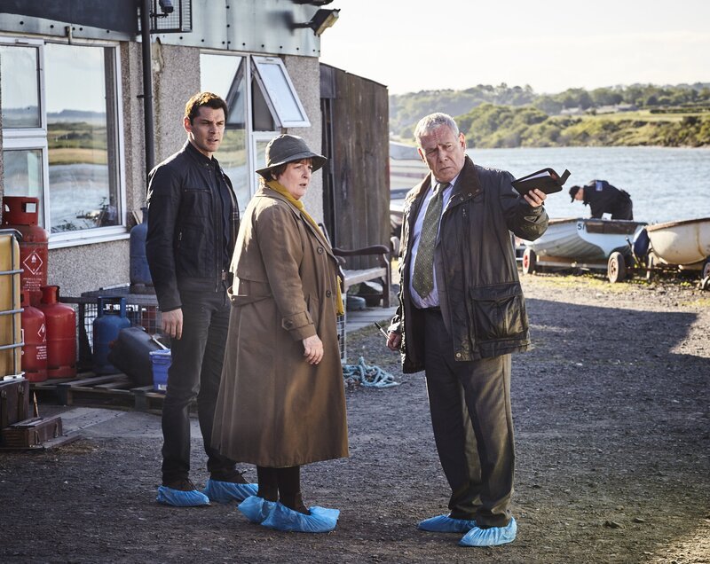 (v.l.n.r.) Aiden Healy (Kenny Doughty); Vera Stanhope (Brenda Blethyn); Kenny Lockhart (Jon Morrison) – Bild: ITV Studios /​ Helen Williams