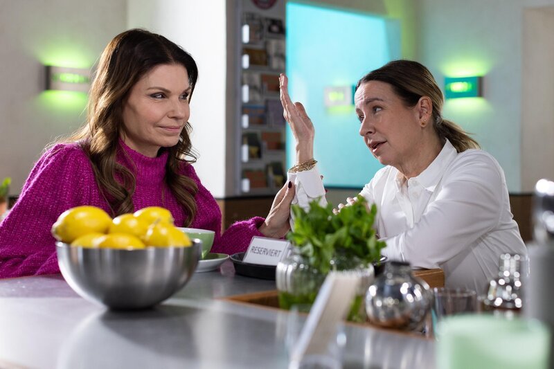 Britta (Tabea Heynig, l.) blockt Utes (Isabell Hertel) Vorwürfe uneinsichtig ab. – Bild: RTL /​ Dennis-Alexander Hundt /​ Bittere Wahrheit