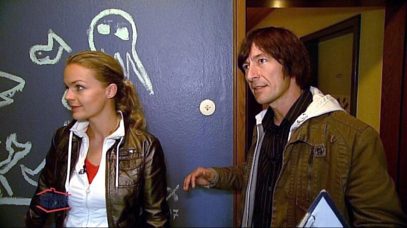 Eva Brenner und John Kosmalla machen gemeinsam mit der Familie den Gang durch das Haus. – Bild: RTL II