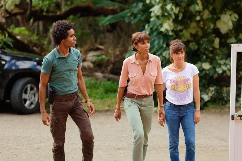 Aurélien (Julien Béramis, l.), Gaëlle (Béatrice de la Boulaye, r.) und Mélissa (Sonia Rolland, M.) verfolgen Hinweise, die zur Spur des Täters führen könnten. – Bild: Steavy Marie-Angélique