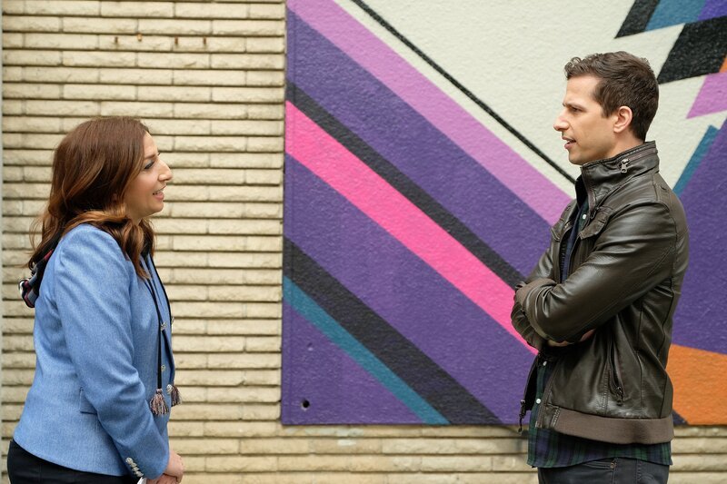 Gina Linetti (Chelsea Peretti, l.); Jake Peralta (Andy Samberg, r.) – Bild: John P. Fleenor /​ © 2019 UNIVERSAL TELEVISION LLC. All rights reserved. /​ John P. Fleenor
