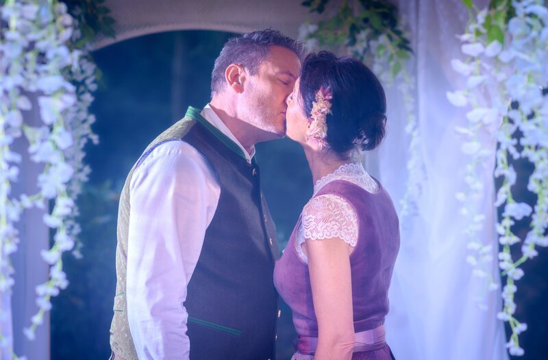 Im Traum ist Sophia (Krista Birkner, r.) für Christoph (Dieter Bach, l.) die Liebe seines Lebens. – Bild: ARD/​WDR/​Christof Arnold