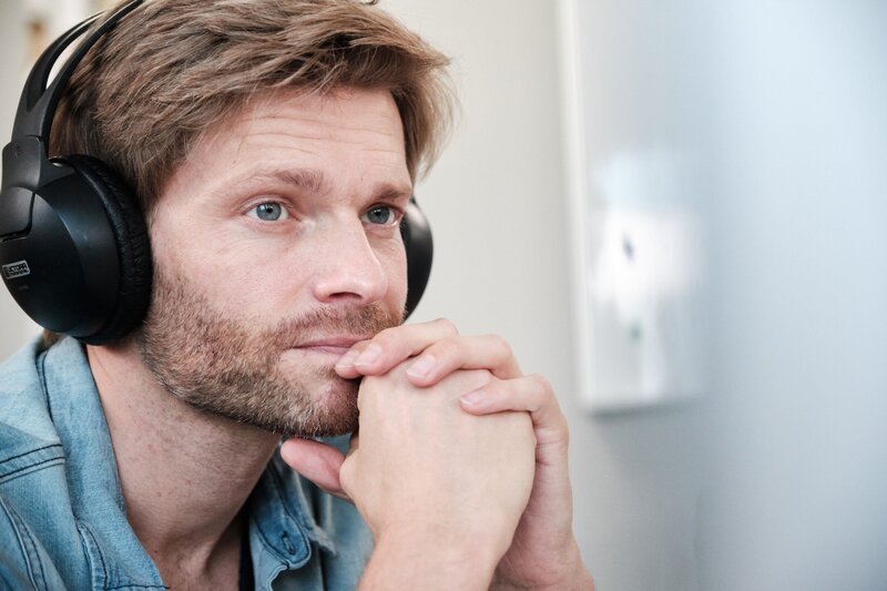 Robert (Felix Maximilian) muss widerwillig akzeptieren, dass er sämtliche Brücken zu Kathi abreißen muss. – Bild: TVNOW /​ Stefan Behrens