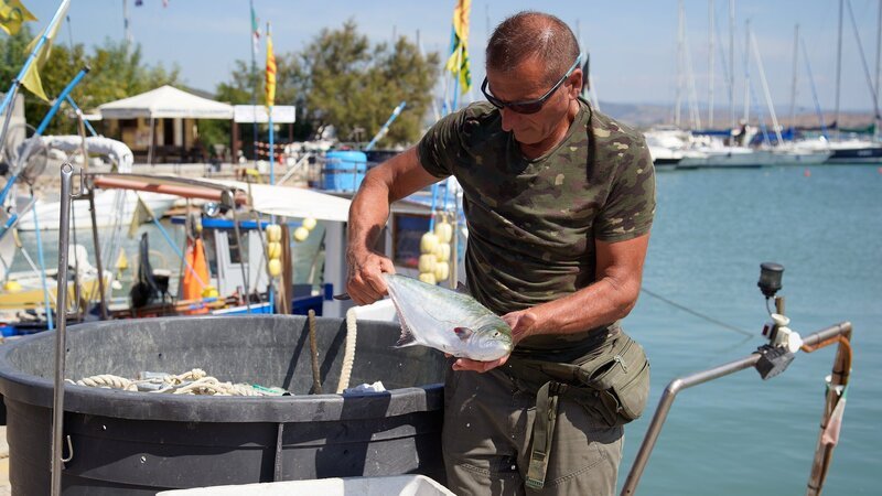 Köstliches Italien – An der Küste Fischer Paolo zeigt seinen Fang. – Bild: SRF/​Florianfilm GmbH