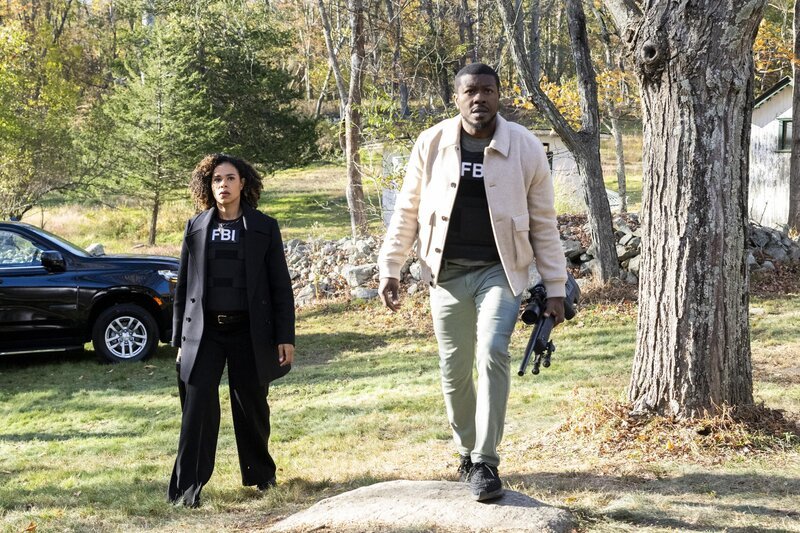 Sheryll Barnes (Roxy Sternberg, l.); Ray Cannon (Edwin Hodge, r.) – Bild: CBS Broadcasting, Inc.