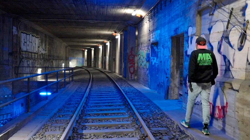 „Rocco“ in der Berliner Unterwelt. – Bild: BR/​inselfilm produktion GmbH/​Seehund Media