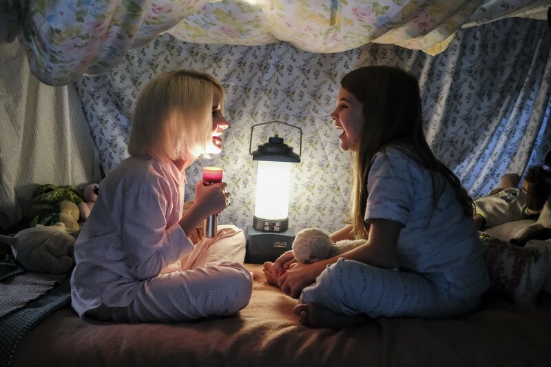 L-R: Paige (Mckenna Grace), Missy Cooper (Raegan Revord). – Bild: WBEI