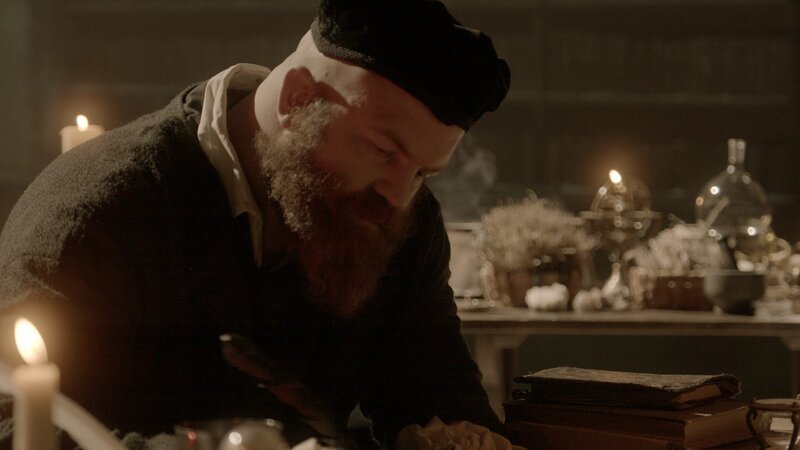 In „Decoding History’s Prophecies“ (Die Prophezeiungen der Geschichte entschlüsseln) scheinen die Schriften eines französischen Astrologen zukünftige Ereignisse vorherzusagen, bewacht eine tschechische Burg das Tor zur Hölle und werden die ersten Stigmata dokumentiert. – Bild: National geographic