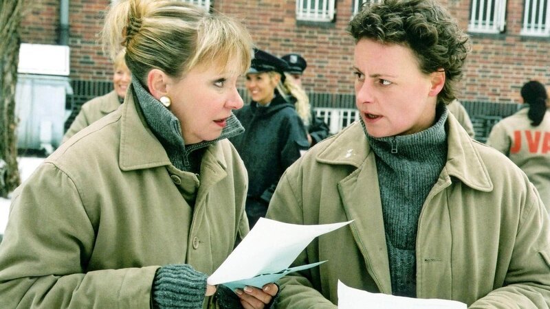 Ilse (Christiane Reiff, li.) und Melanie (Sigrid M. Schnückel) sind geschockt, als sie eine Vorladung zum Baumann-Prozess erhalten: Sie sind des Mordes angeklagt. Wer hat sie verraten? – Bild: TVNOW /​ Kathrin Knoke