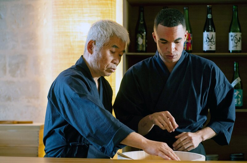 Fukuda San (Akihiro Nishida, li.) und Nelson (Théo Christine, re.) – Bild: Carole Bethuel