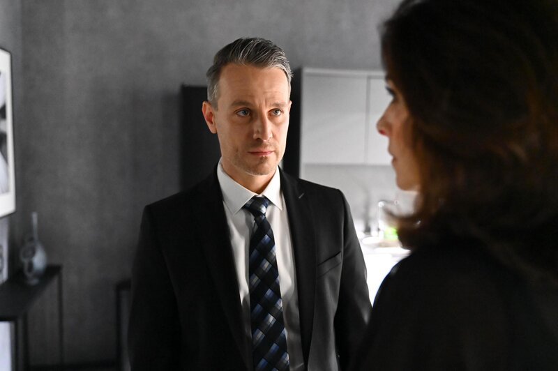 Kilian (Marc Dumitru) trifft eine schwere Enscheidung. Rechts Gabriella (Bianca Hein) – Bild: RTL /​ Julia Feldhagen /​ Alles oder Nichts