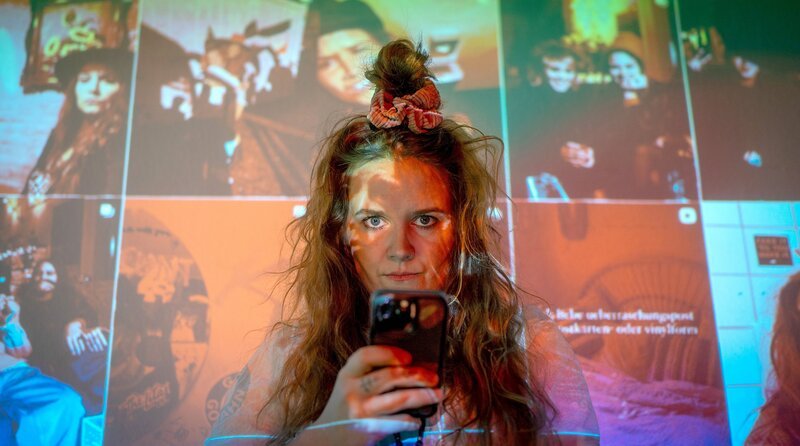 17 Stunden pro Tag Handy-Zeit, Dating-Apps für tausende Euro, Netflix leergeguckt – wie süchtig sind viele? SWR Reporterin Jule Kaden geht sieben Tage in eine Rehaklinik und trifft junge Erwachsene mit Depressionen, Süchten und ungesundem Handy-, Social Media- und Gaming-Verhalten. Eine gefühlvolle, authentische Reportage über Kontrollverlust und mentale Gesundheit. Kann man noch abschalten? – Bild: SWR