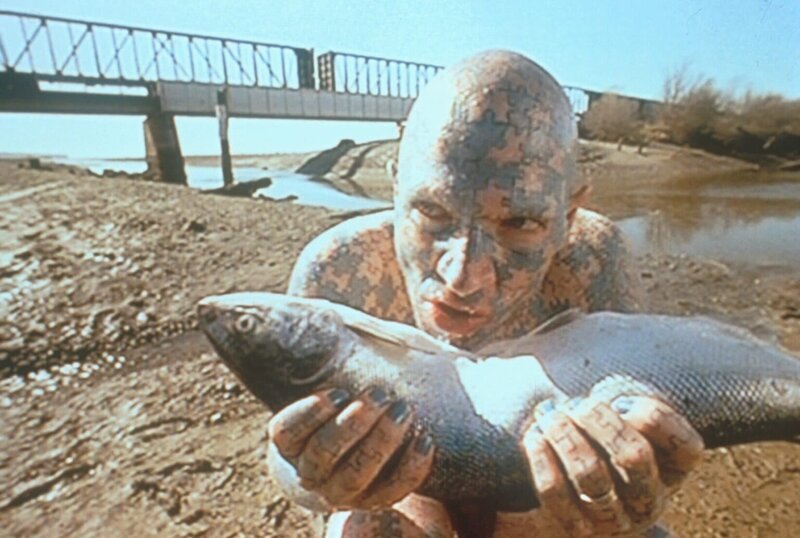 Der Rästelmann (The Enigma), der nicht nur lebende Fische isst, gehört zu einer in Florida ansässigen Kolonie von Wanderzirkusdarstellern. – Bild: Twentieth Century Fox Film Corporation