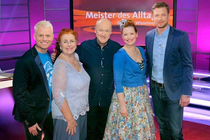 ARD/​SWR MEISTER DES ALLTAGS, „mit Florian Weber“. Florian Weber stellt in seinem SWR Wissensquiz die Alltagstauglichkeit seiner prominenten Kandidaten auf die Probe. „Meister des Alltags“ spendet seinen Gewinn einem guten Zweck. v.li. Guido Cantz, Alice Hoffmann, Bodo Bach, Enie van de Meiklokjes und Florian Weber. – Bild: SWR/​Peter A. Schmidt