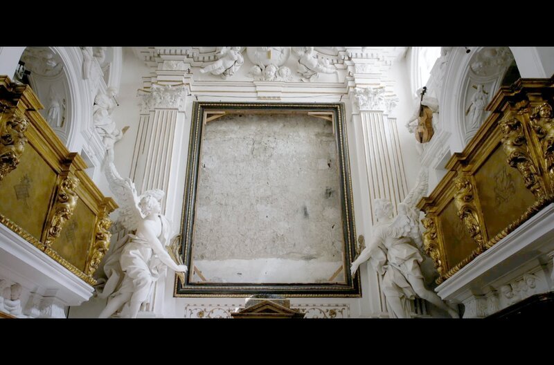 Der verwaiste Bilderrahmen des gestohlenen Wandgemäldes „Christi Geburt mit den Heiligen Laurentius und Franziskus“ von Caravaggio im Oratorio di San Lorenzo. Bis zum Diebstahl hing es dort ohne jegliche Sicherheitsvorkehrungen. – Bild: UnknownMedia