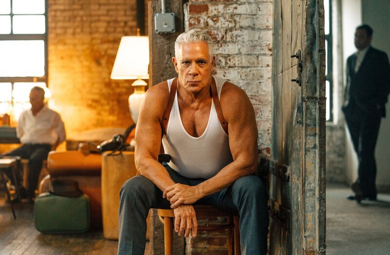 Der Mann sitzt. – Bild: THE HISTORY CHANNEL /​ Clark Hodgin