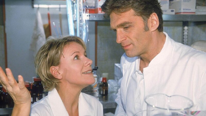 Nikola (Mariele Millowitsch) rät Dr. Schmidt (Walter Sittler), seinem Sohn persönlich zu sagen, dass er ihn als solchen anerkennt und dass er sich Zeit nehmen soll, ihn wirklich kennen zu lernen. – Bild: MG RTL D