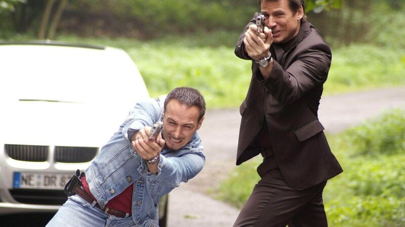 Dem Täter gelingt die Flucht, doch Semir (Erdogan Atalay, li.) und Tom (Rene Steinke) nehmen die Verfolgung auf. – Bild: MG RTL D