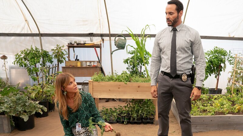 Im Gewächshaus: Kaitlin Olson als Morgan Gillory, Daniel Sunjata als Adam Karadec – Bild: SRF/​Disney