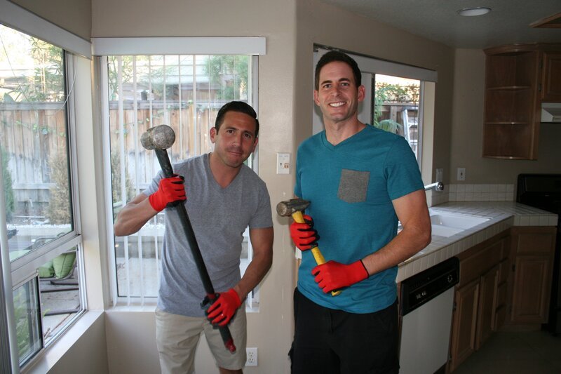 Als Tarek (r.) und seine Frau sich dazu entschließen, ihrem Freund Carlos (l.) bei der Renovierung und dem Verkauf seines Hauses unter die Arme zu greifen, wartet viel Arbeit auf alle drei … – Bild: 2015, HGTV/​Scripps Networks, LLC. All Rights Reserved Lizenzbild frei