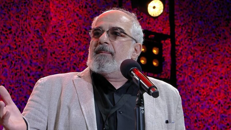 Michael Niavarani interpretiert den Text von Jö Schau neu. – Bild: ORF/​ORF III