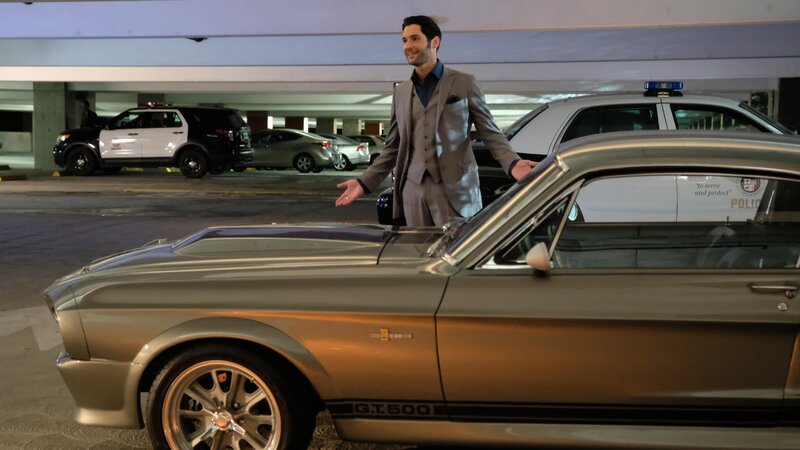 Lucifer (Tom Ellis) versucht, Chloe von Pierce fernzuhalten.  +++ Die Verwendung des sendungsbezogenen Materials ist nur mit dem Hinweis und Verlinkung auf RTL+ gestattet. +++ – Bild: RTL /​ WBEI /​ Der bessere Pierce