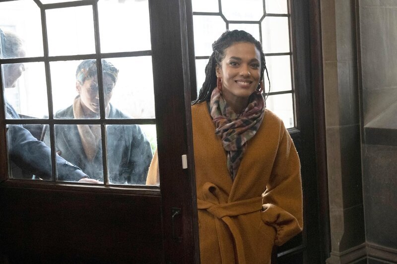 Dr. Helen Sharpe (Freema Agyeman) +++ Die Verwendung des sendungsbezogenen Materials ist nur mit dem Hinweis und Verlinkung auf RTL+ gestattet. – Bild: RTL /​ Universal Television LLC.