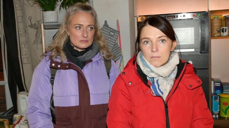 Maren (Eva Mona Rodekirchen, l.) wird geschockt klar, dass Lilly (Iris Mareike Steen) einen Rückfall in die Bulimie hat. – Bild: RTL