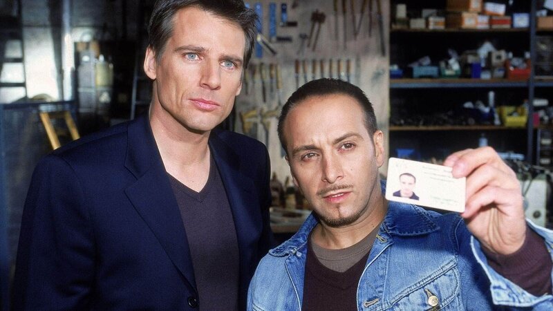 Tom (Rene Steinke, li.) und Semir (Erdogan Atalay) ermitteln in Pfeiffers Werkstatt. – Bild: MG RTL D /​ Martin Kurtenbach