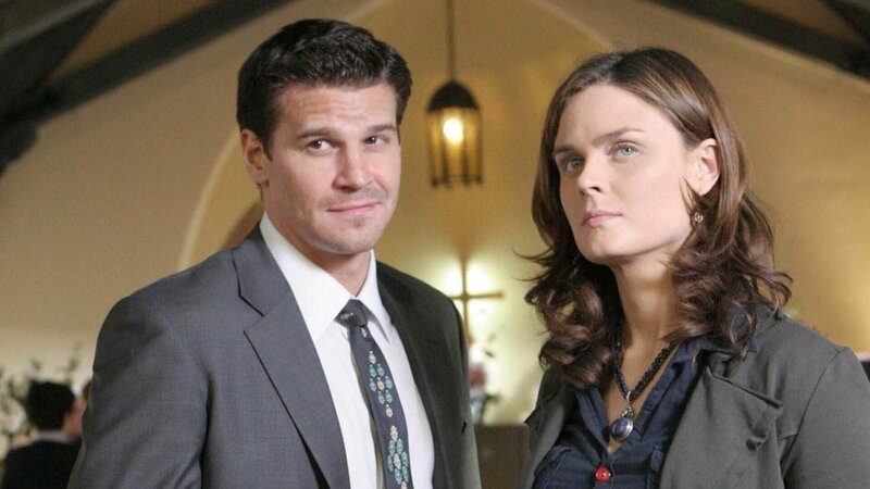 Agent Booth (David Boreanaz) und Dr. Brennan (Emily Deschanel) ermitteln in einem Fall von illegalen Transplantathandels, der jedoch sehr schwer nachzuweisen ist. – Bild: TVNOW /​ FOX